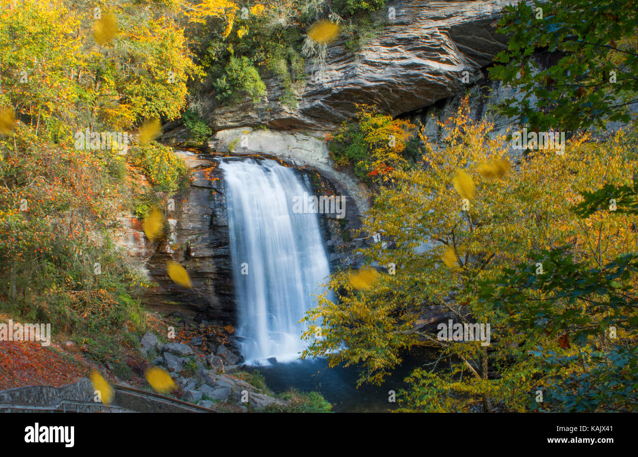 Brevard North Carolina cercando cascata di vetro nei pressi di asheville con colori autunnali nella foresta nazionale di Pisgah su Blue Ridge Parkway Foto Stock