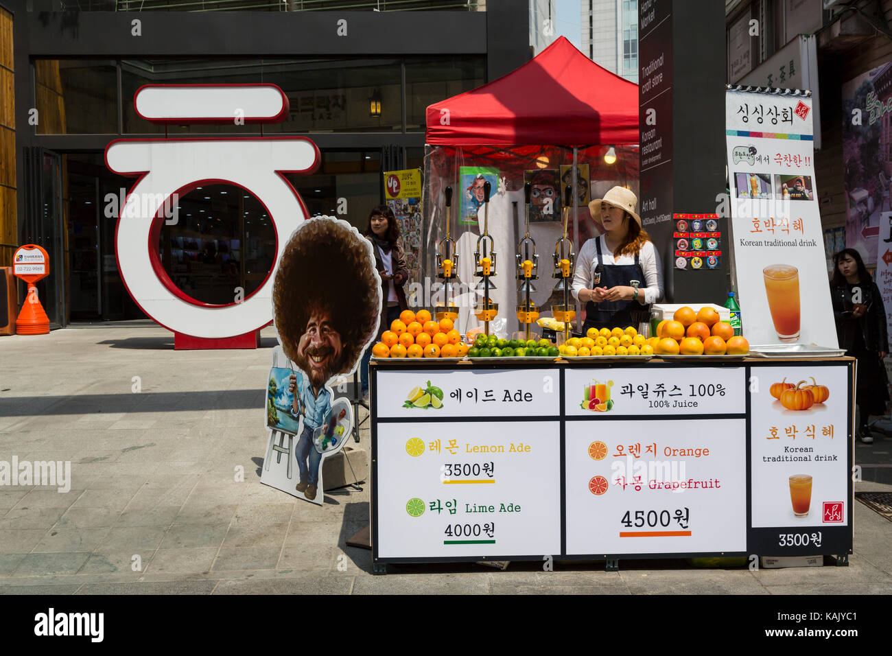 Lungo Insadong-gil Street nel quartiere di Insadong di Seoul, Corea del Sud, Asia. Foto Stock