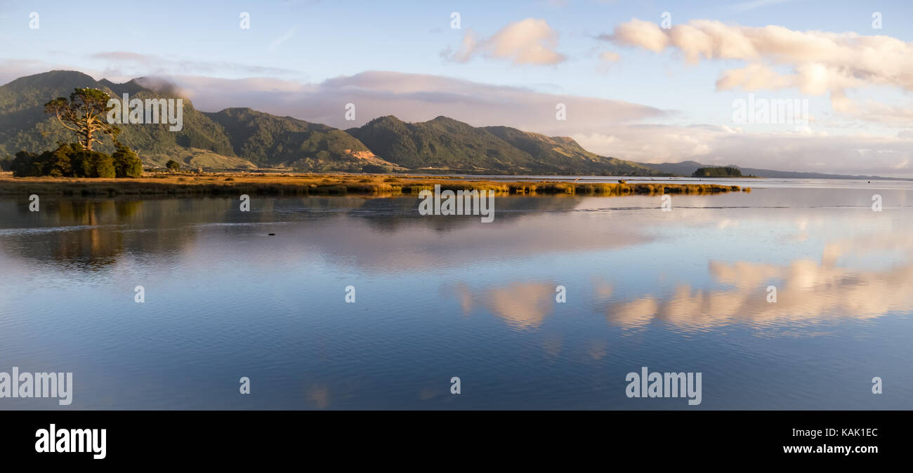 Splendido specchio come riflesso delle colline dell'insenatura del fiume Aorere da Collingwood, Tasman/South Island, Nuova Zelanda. Foto Stock