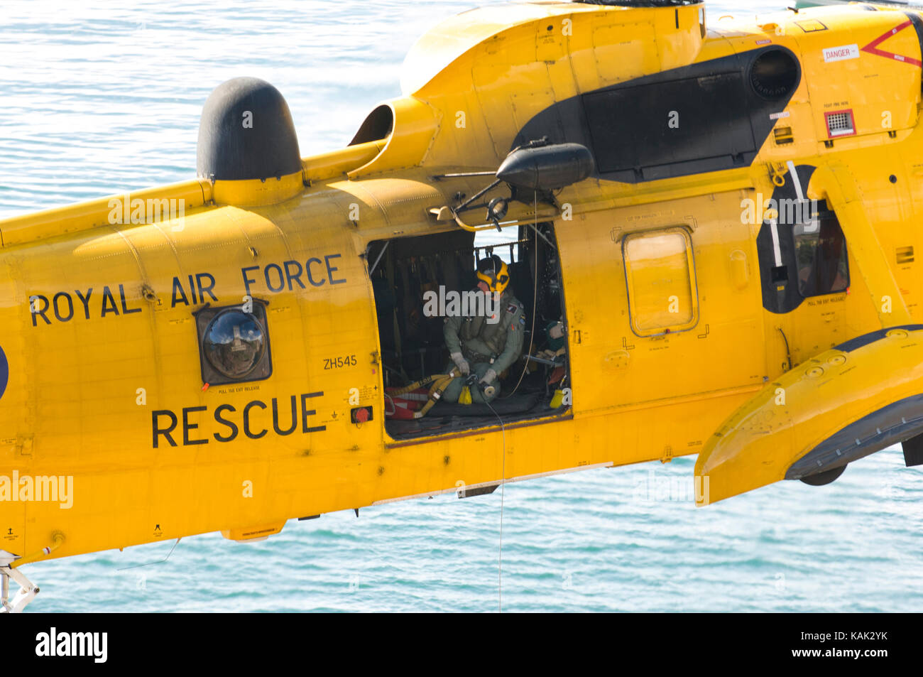 Scogliera effettivo soccorso da raf per la ricerca e il salvataggio del mare helicoter re a Meadfoot Beach, Torquay, Devon - Regno Unito Foto Stock