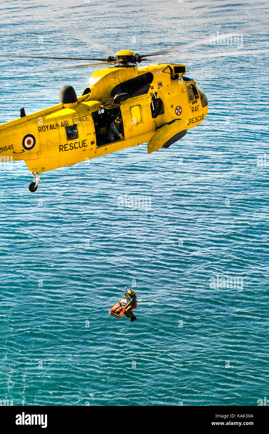 Scogliera effettivo soccorso da raf per la ricerca e il salvataggio del mare helicoter re a Meadfoot Beach, Torquay, Devon - Regno Unito Foto Stock