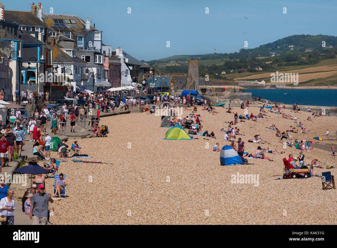 Famiglie sulla spiaggia a Lyme Regis, Dorset, Regno Unito. Foto Stock