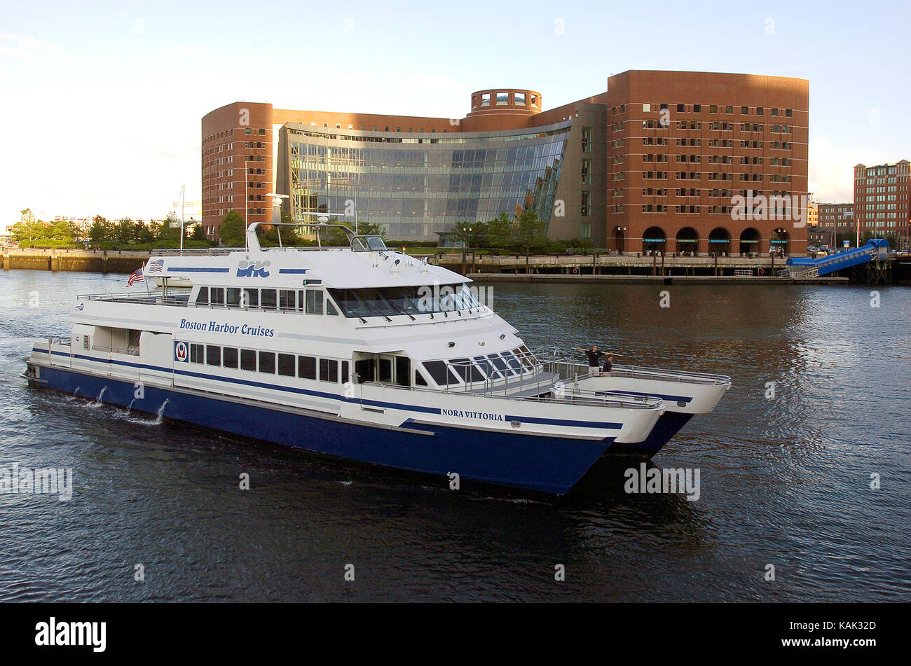 La vittoria di Nora, un Boston commuter barca è mostrare avvicinando il suo dock nel centro cittadino di Boston. joseph moakley Federal Courthouse in background Foto Stock