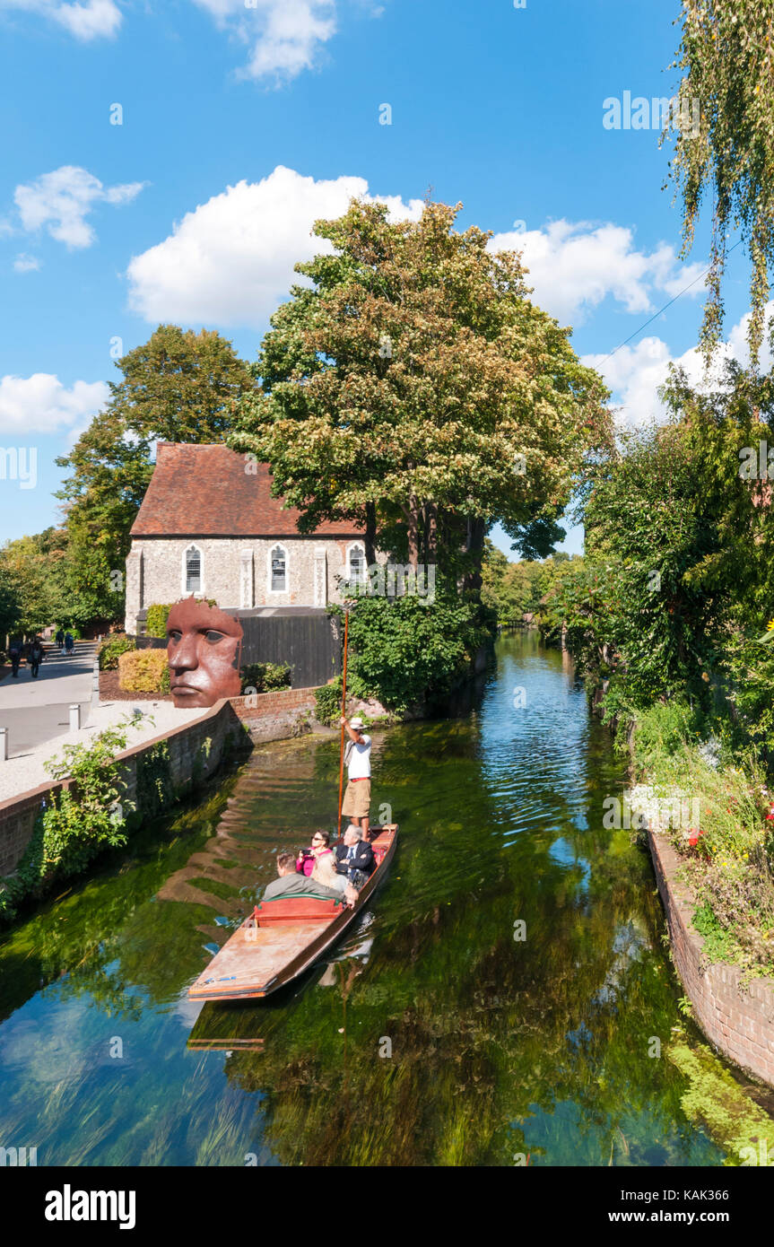 Punting sul fiume grande Stour presso i frati, Canterbury Foto Stock
