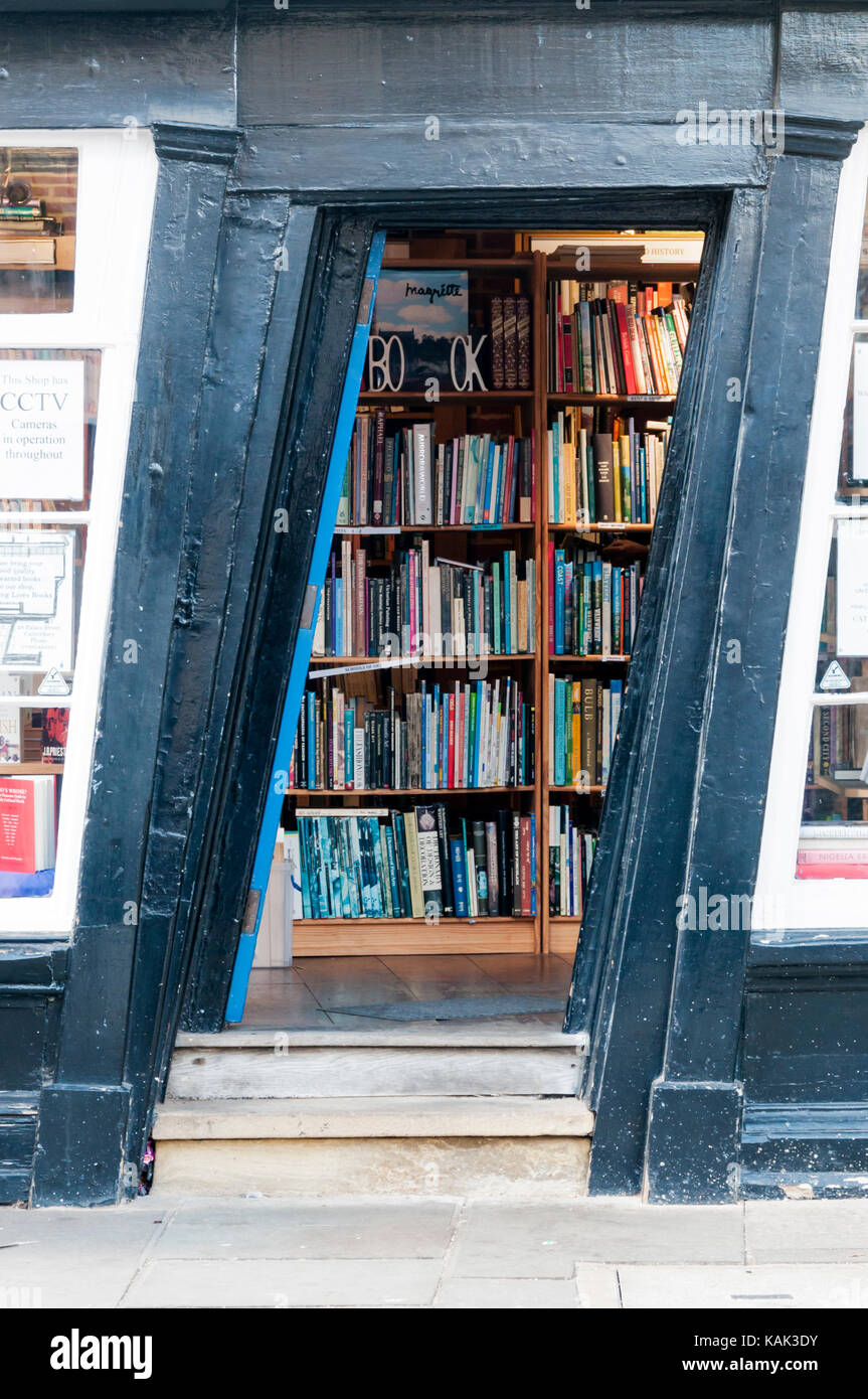 La porta inclinata del vecchio re's School Shop a Canterbury, ora un bookshop. Foto Stock