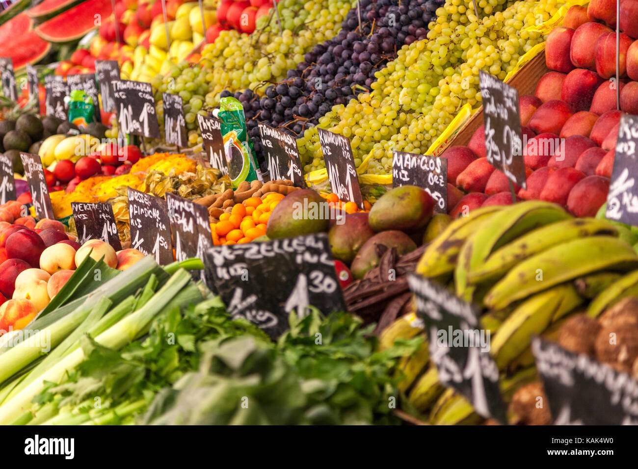 Obst und Gemüse auf einem Markt Foto Stock