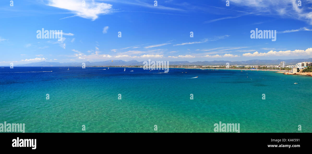Acqua color smeraldo del mare Mediterraneo. vista panoramica del mare mediterraneo presso l'isola di Sardegna. Foto Stock