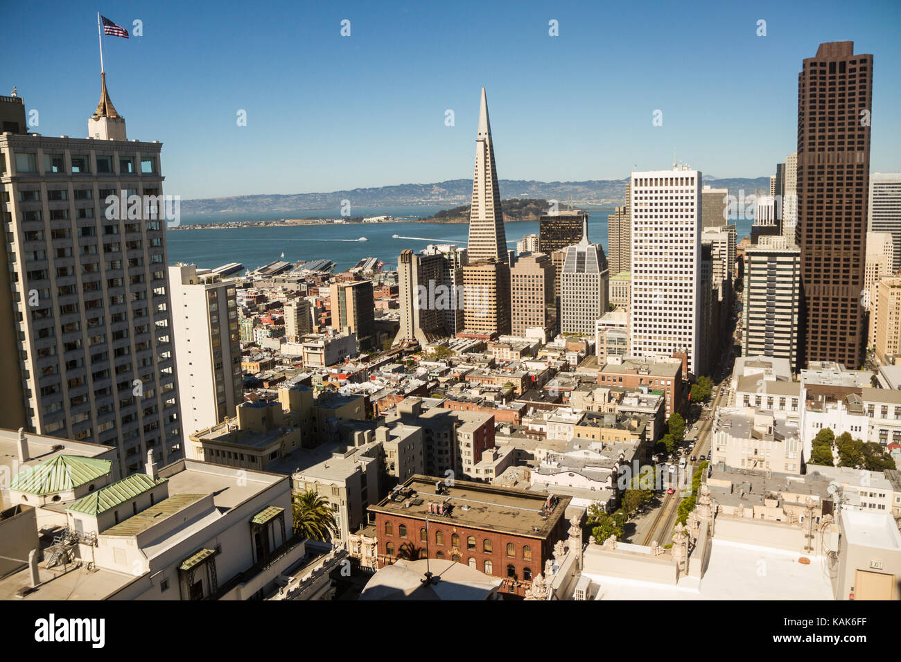 Al di sopra di una vista del centro della città di San Francisco, California, Stati Uniti d'America, durante l ora d'oro. La baia di San Francisco in background, edifici illuminati dalla luce dorata. Foto Stock Al di sopra di una vista del centro della città di San Francisco, California, Stati Uniti d'America, durante l ora d'oro. La baia di San Francisco in background, edifici illuminati dalla luce dorata. Foto Stock