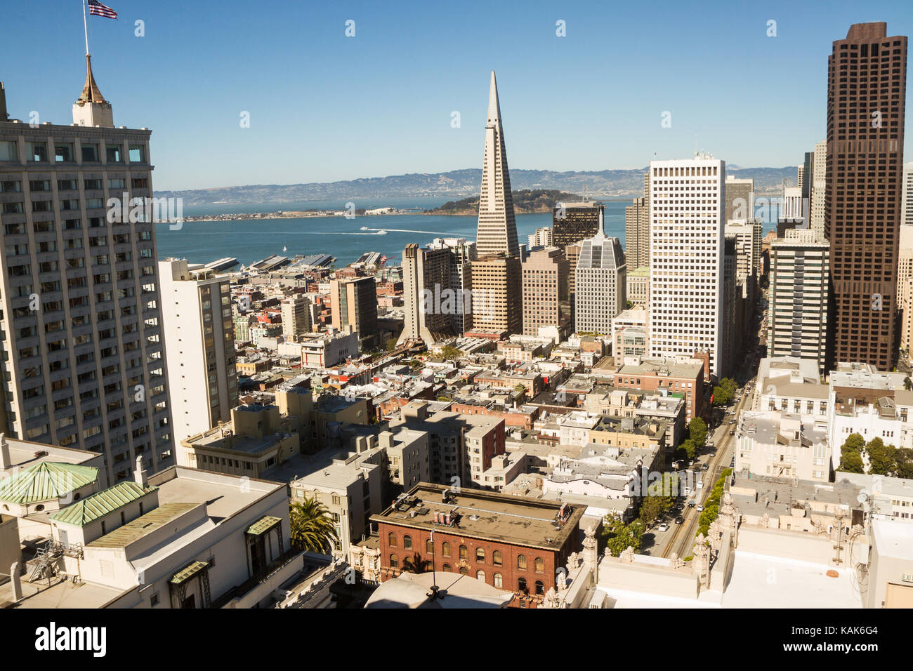 Al di sopra di una vista del centro della città di San Francisco, California, Stati Uniti d'America, durante l ora d'oro. La baia di San Francisco in background, edifici illuminati dalla luce dorata. Foto Stock Al di sopra di una vista del centro della città di San Francisco, California, Stati Uniti d'America, durante l ora d'oro. La baia di San Francisco in background, edifici illuminati dalla luce dorata. Foto Stock