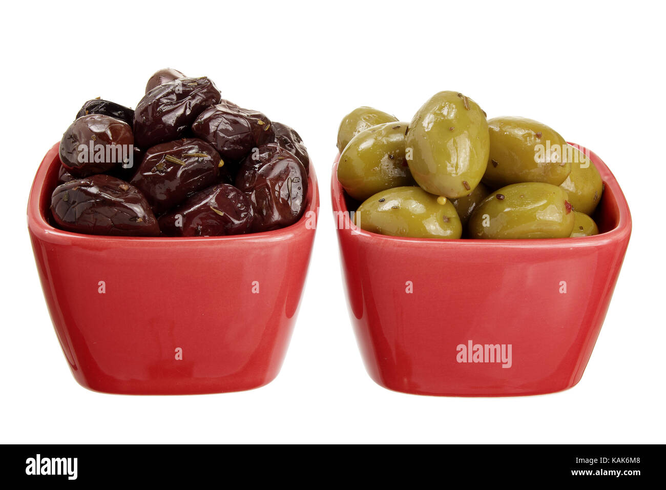 Le olive in ciotole con sfondo bianco Foto Stock