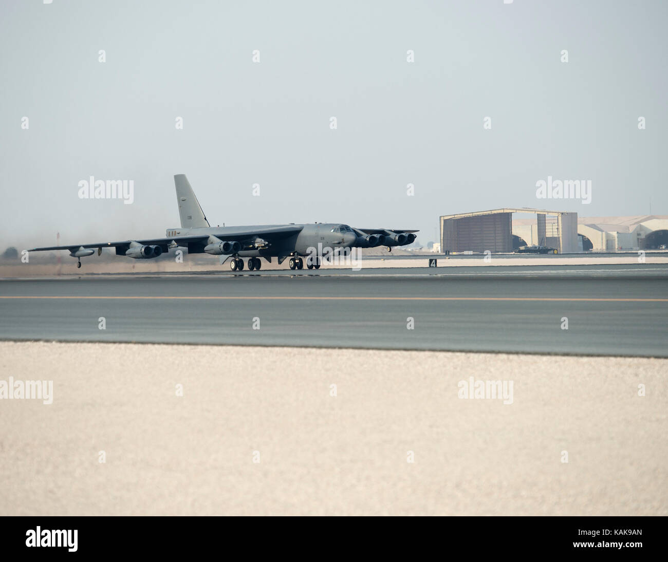 Un U.S. Air Force B Stratofortress decolla Al Udeid Air Base, Qatar, Sett. 8, 2017. Foto Stock
