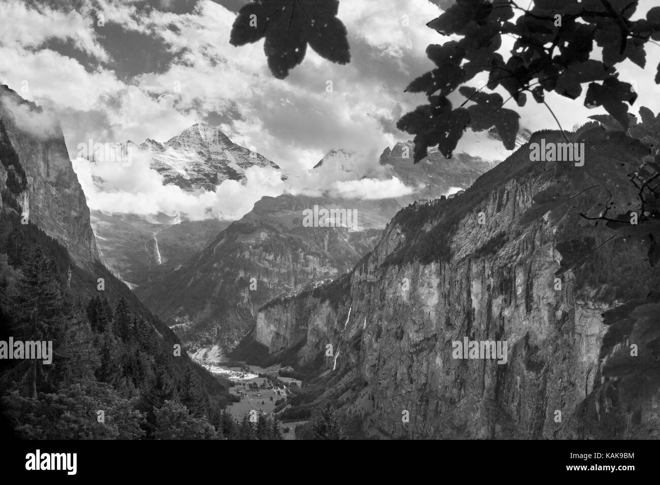 La spettacolare valle di Lauterbrunnen con il Breithorn in testa alla valle, da Staubbachbänkli sotto Wengen, Oberland Bernese, Svizzera Foto Stock