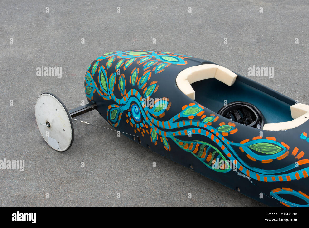 Auto dipinta su misura a propulsione gravitazionale parcheggiata all'All-American Soap Box Derby a Sherman Heights, San Diego, California. Foto Stock