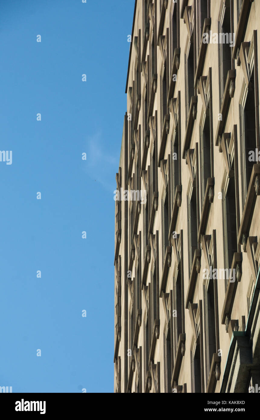 Bordi verticali affilati di un edificio alto con belle finestre effetto su Blue Sky background a Montreal, Canada. Foto Stock
