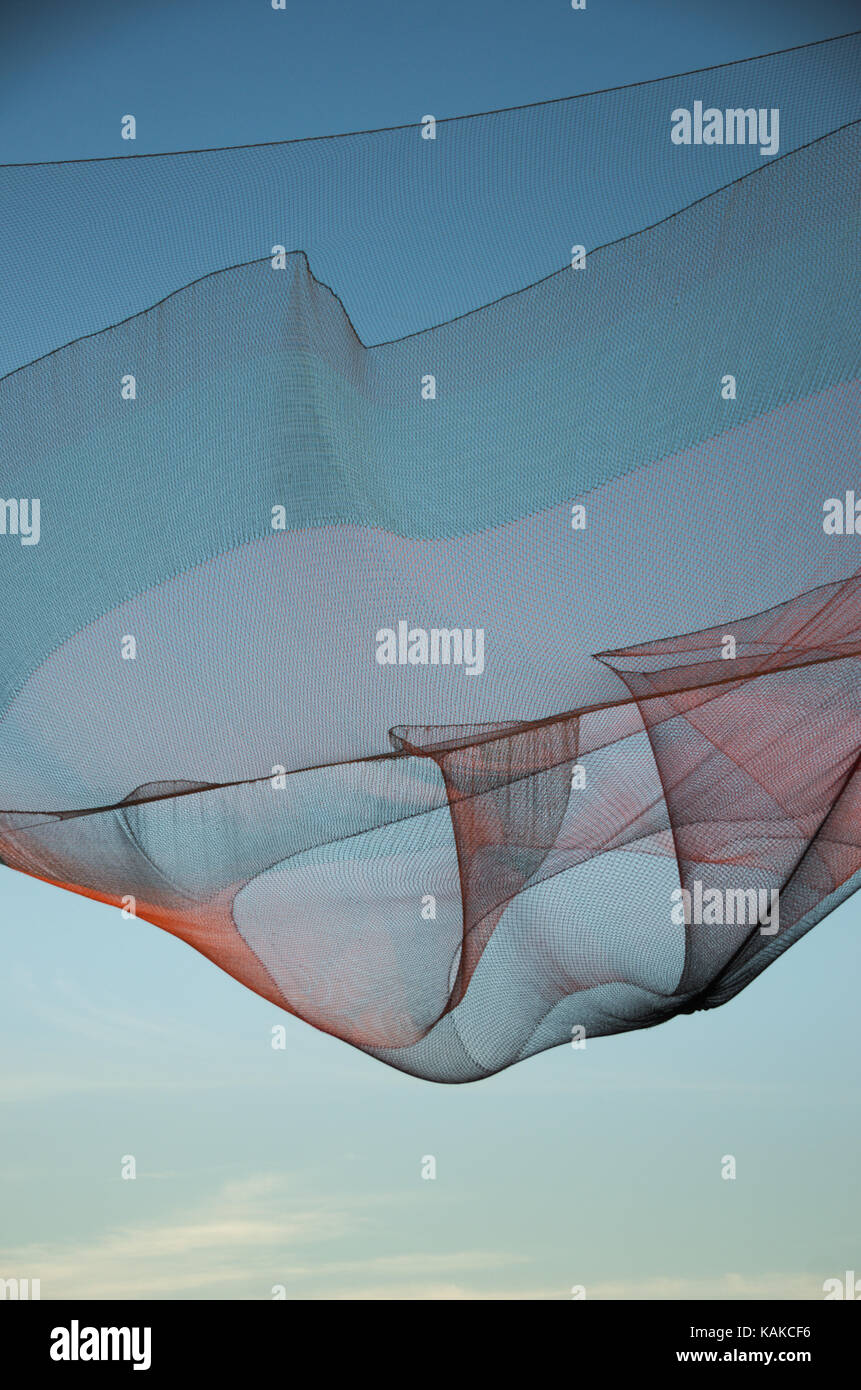 Web fluttuante nel cielo, Arte visuale di strada a Montreal, Place Émilie-Gamelin. Foto Stock