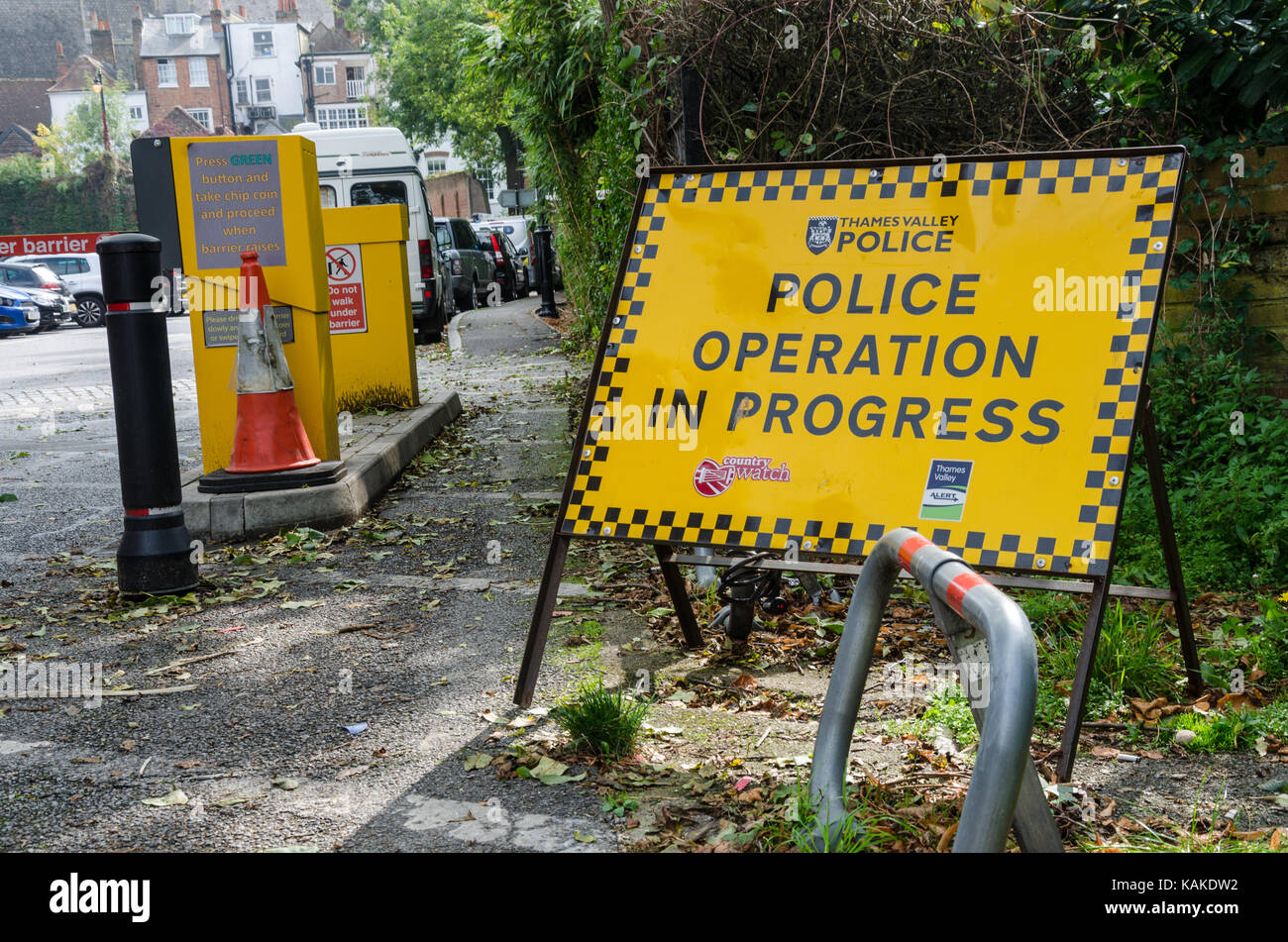 Un segno giallo all'entrata di un parcheggio in Windsor che indica che vi è un'operazione di polizia in corso. Foto Stock