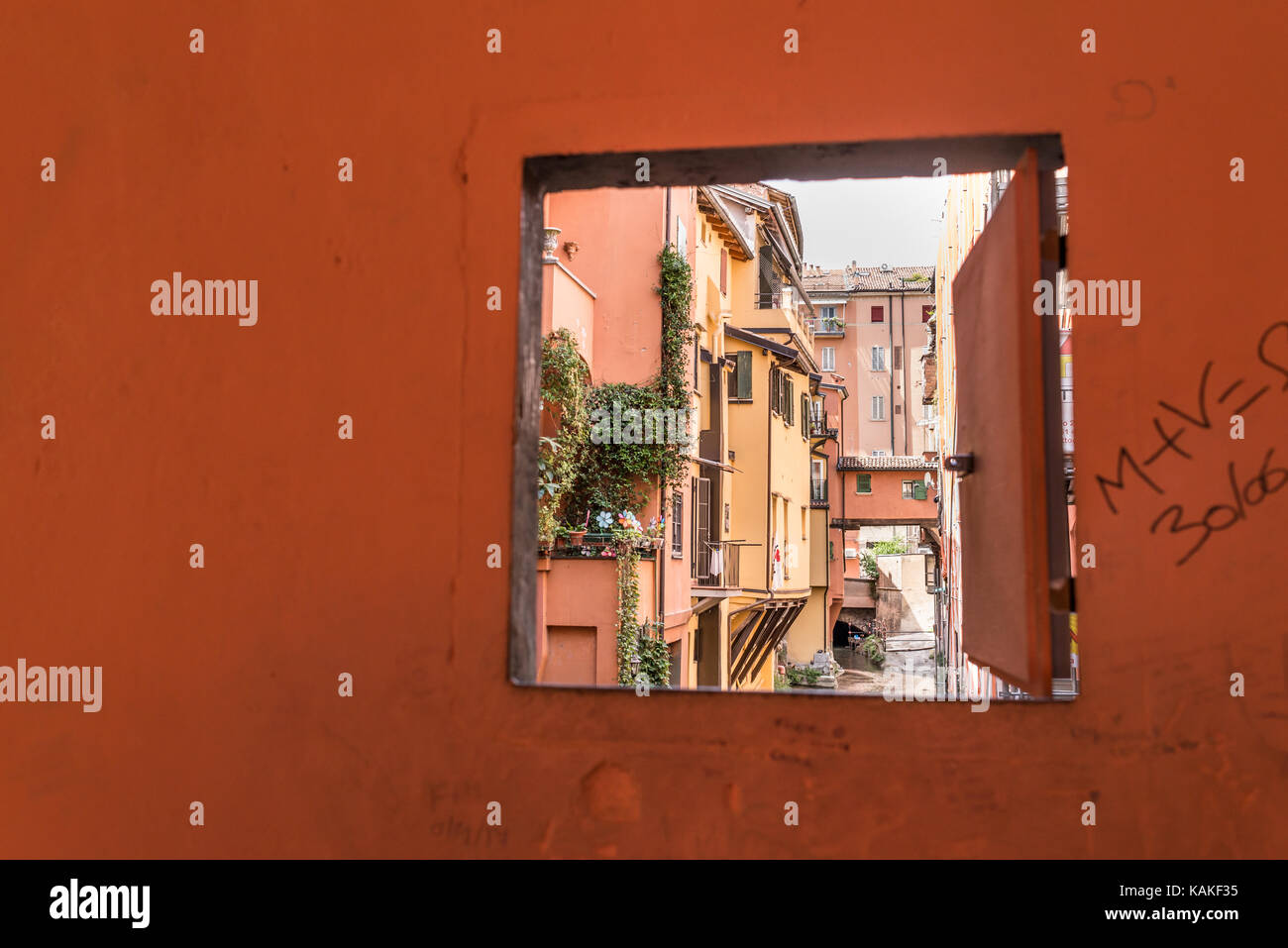 Finestra che si affaccia sul canale delle Moline di bologna. Si tratta di uno dei pochi tratti di canali che è ancora visibile. via Piella, bologna, Italia Foto Stock