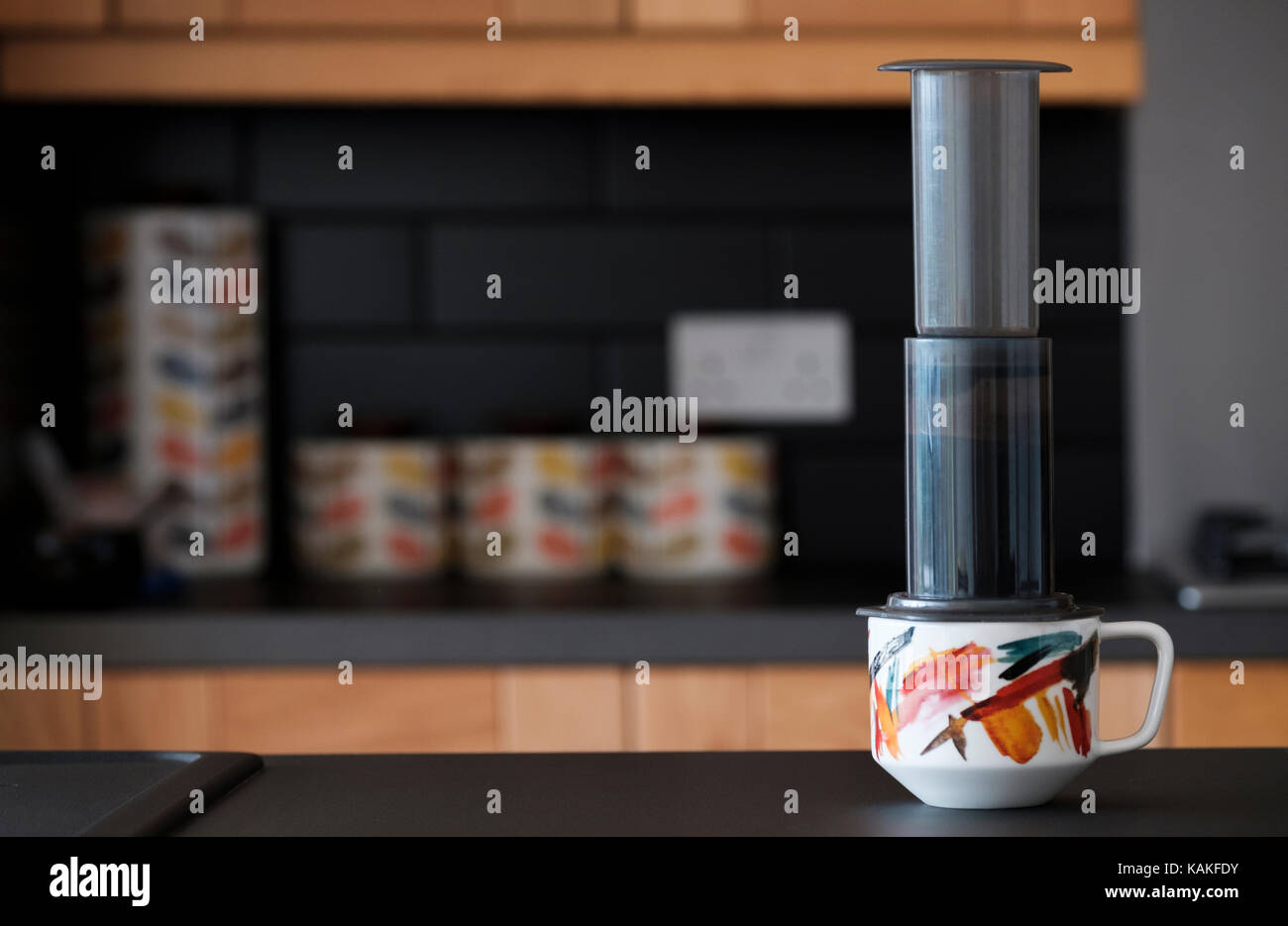 Un aeropress.inc caffettiera utilizzata per preparare un caffè in una cucina domestica Foto Stock