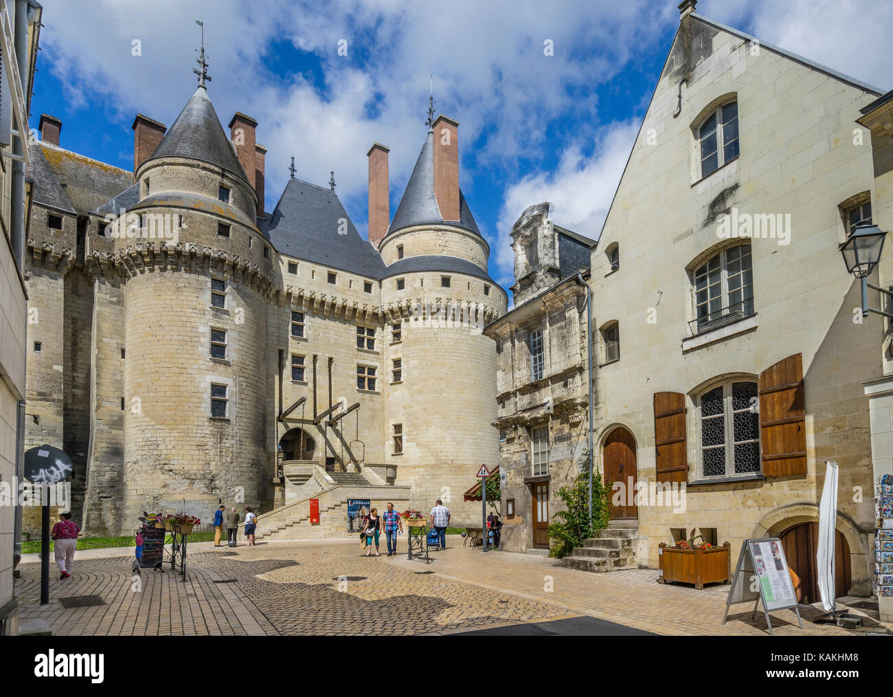 Francia, Indre-et-Loire department, Touraine, occupato Rue Gambetta in Langeais che conducono verso la tardo medievale Château de Langeais Foto Stock