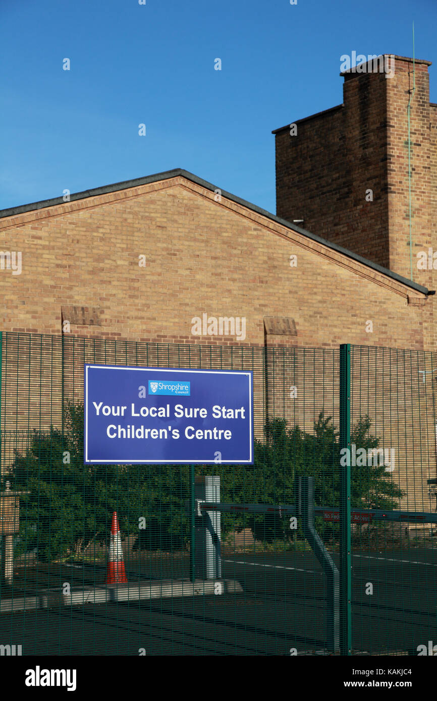Segno al di fuori di un lattanti " scuola indicando un avvio sicuro per i bambini nel centro di market drayton, shropshire Foto Stock