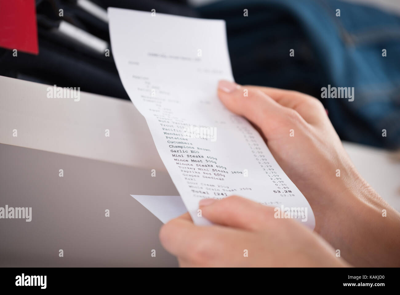Immagine ritagliata della donna azienda ricevuta in negozio Foto Stock