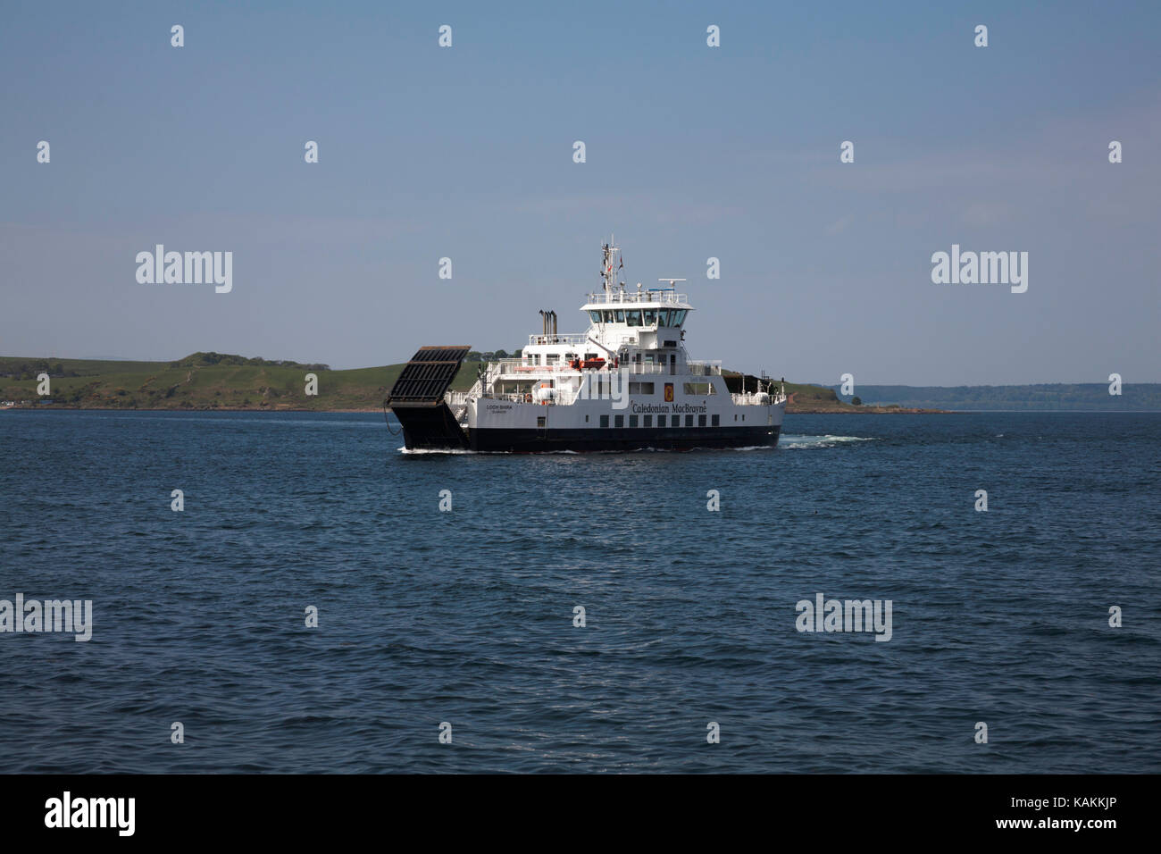 Il Caledonian macbrayne ferry loch shira o loch siora a vela tra la città di largs e l isola di cumbrae ayshire nord sud ovest della Scozia Foto Stock