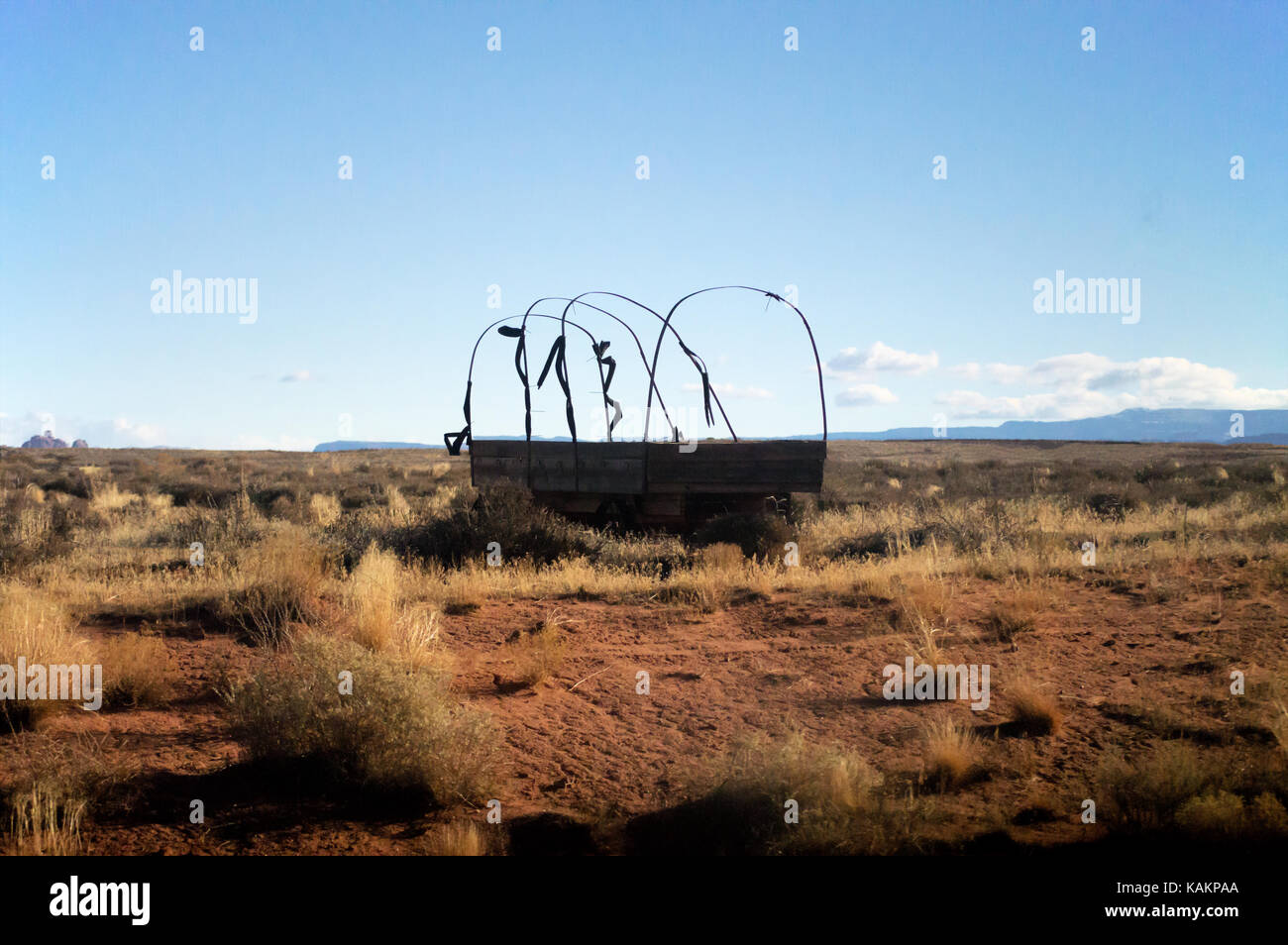 La rottura di un pioniere storico carro con le ruote non in un campo nel deserto con una montagna di distanza in Utah. Foto Stock