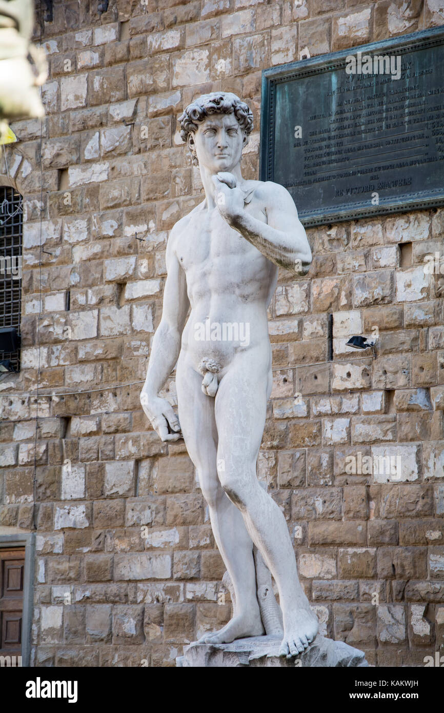 Replica del David nella posizione originale della scultura, di fronte al Palazzo della Signoria, Firenze Foto Stock