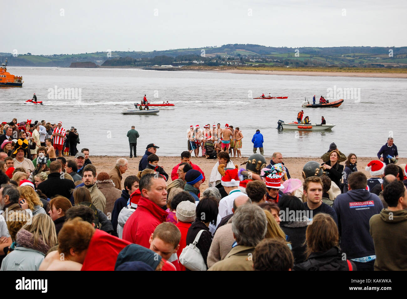 Immagini Di Uomini Vestiti Da Babbo Natale.Un Gruppo Di Uomini Vestiti Da Babbo Natale Raccogliere Nel Mezzo Di Una Folla Pronti A Saltare In Mare Per Exmouth Tradizionale Nuotata Di Natale Exmouth Regno Unito Foto Stock Alamy