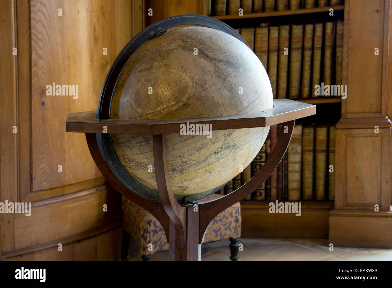 Globo vintage su un tavolo in una libreria Foto Stock