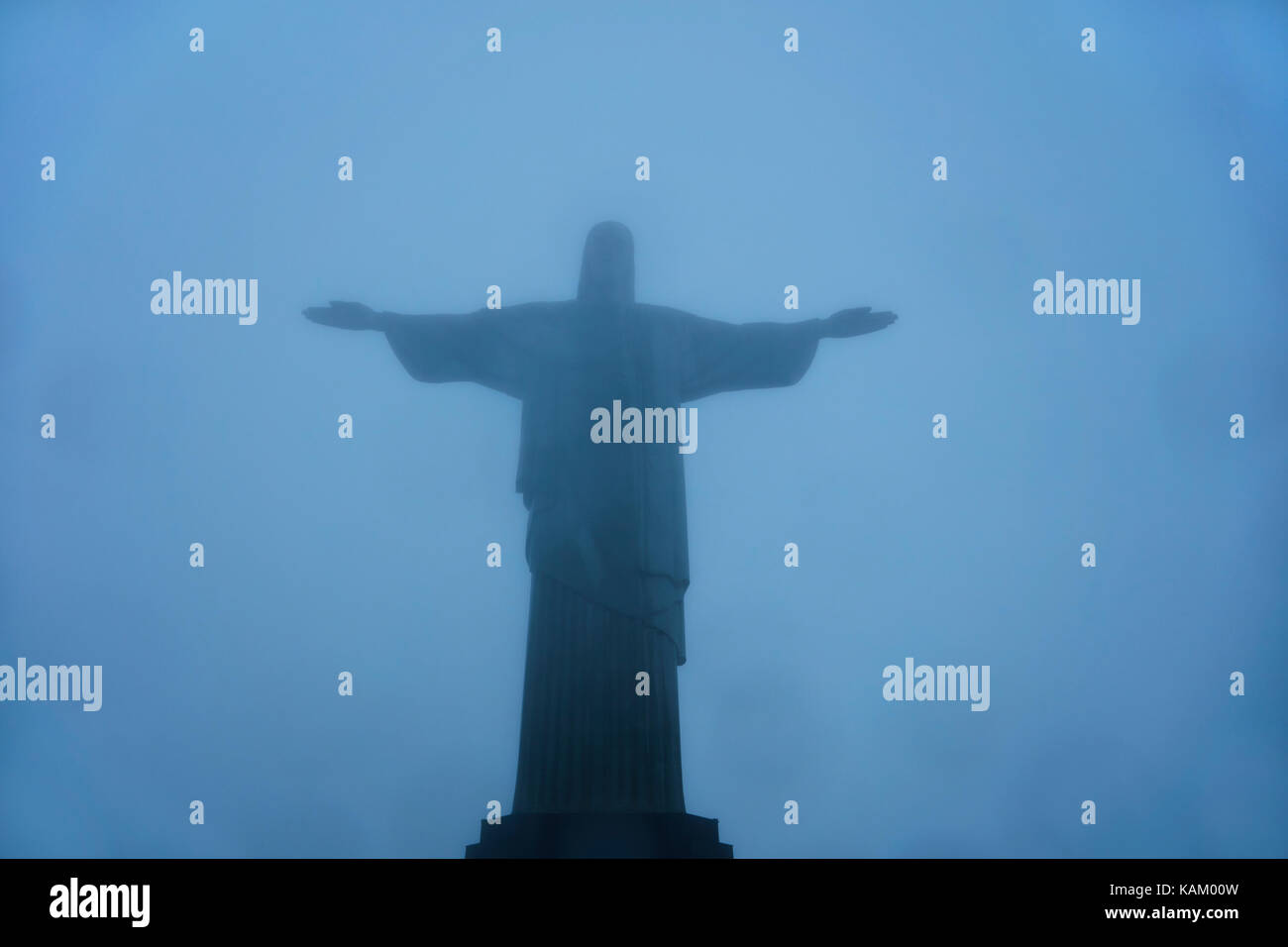 Cristo redentore statua sotto la pioggia battente, in cima al Corcovado rio de janeiro, Brasile, Sud America Foto Stock