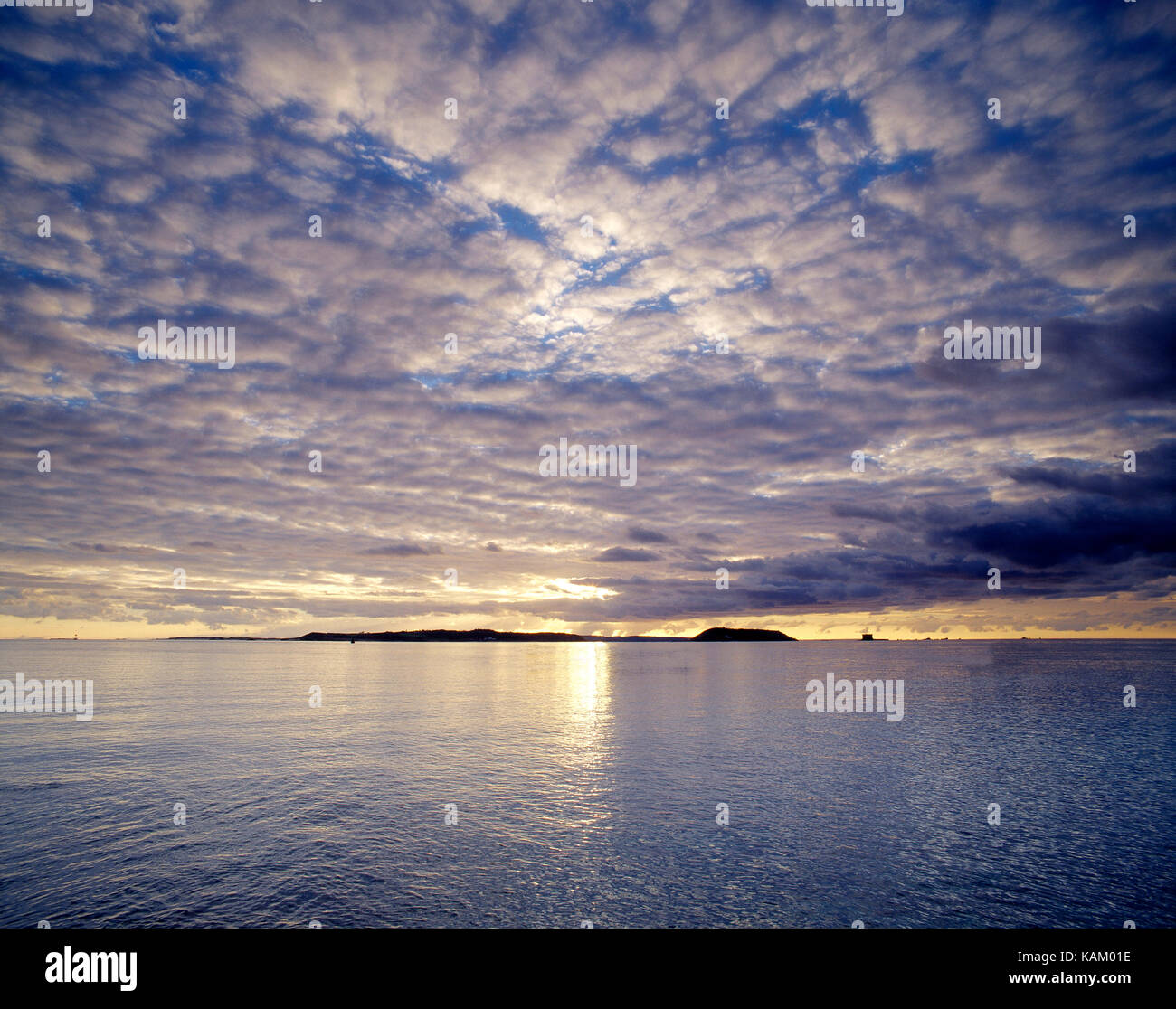 Le isole del canale guernsey. vista cool alba sopra herm e jethou isole. Foto Stock