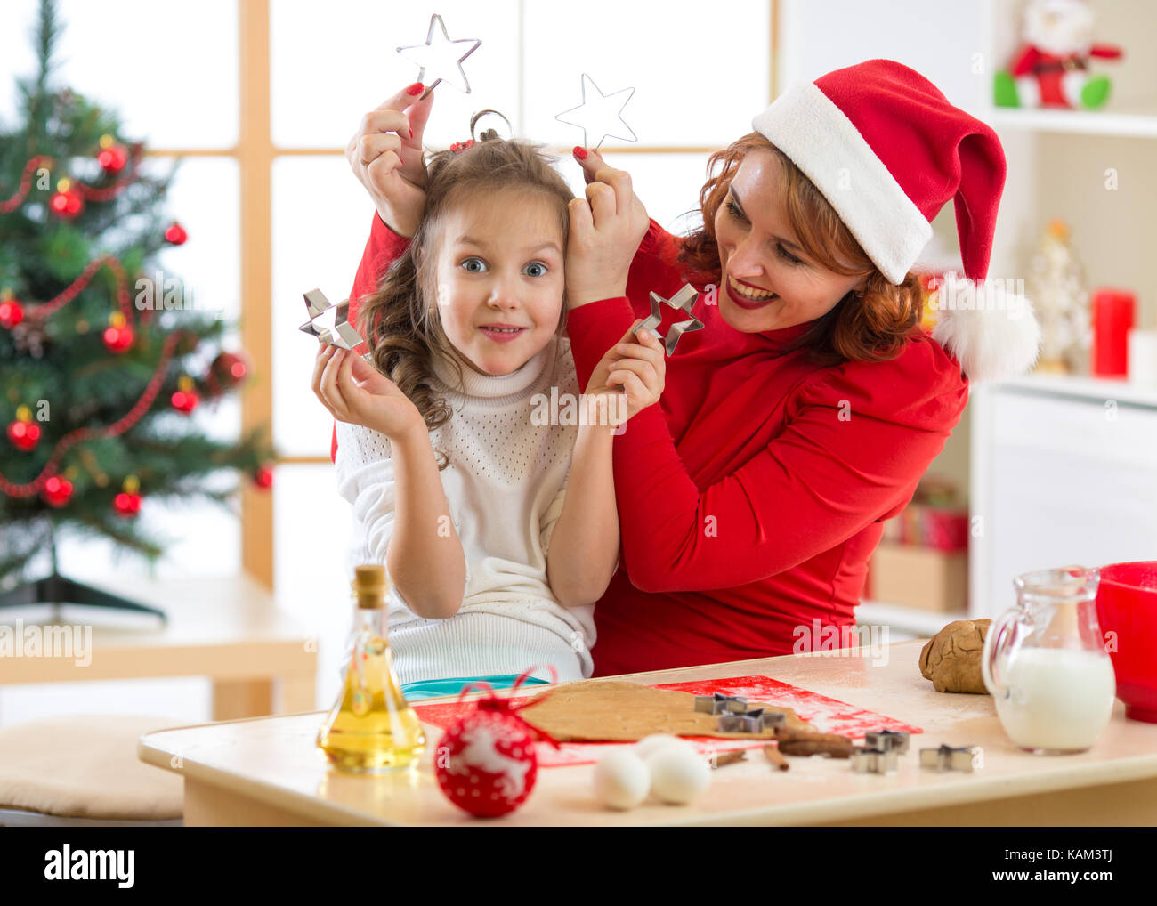 La madre e il bambino figlia rendendo biscotti di Natale e divertirsi. Foto Stock