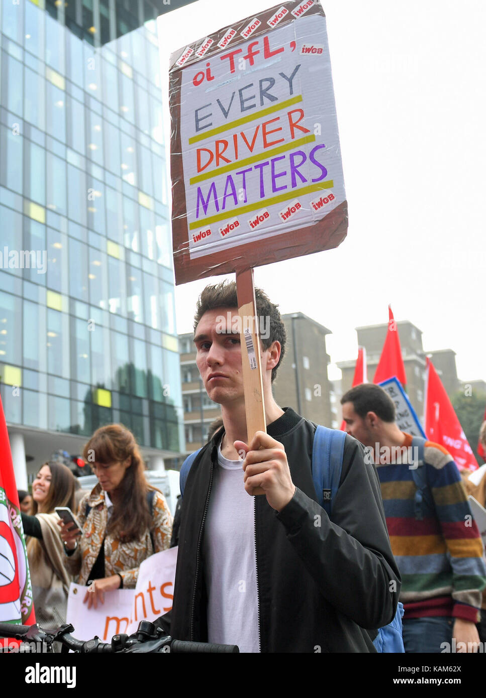 La gente protesta al di fuori del trasporto per Londra uffici a Londra, dopo la decisione di tfl a non rinnovare uber di licenze. Foto Stock