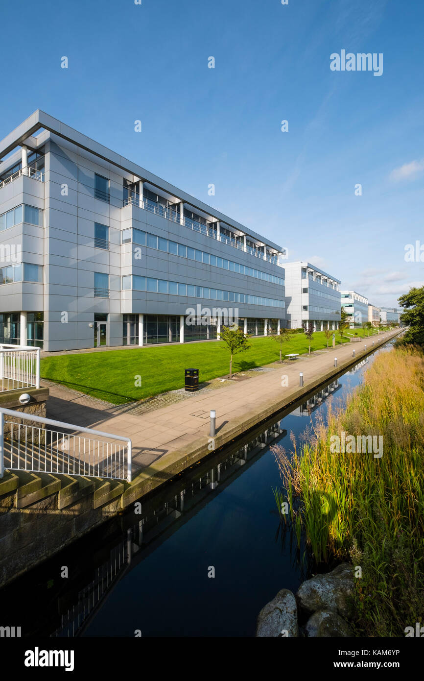 Moderni edifici per uffici e parco paesaggistico a Edinburgh Park un moderno business park a South Gyle ad Edimburgo, Scozia, Regno Unito. Foto Stock