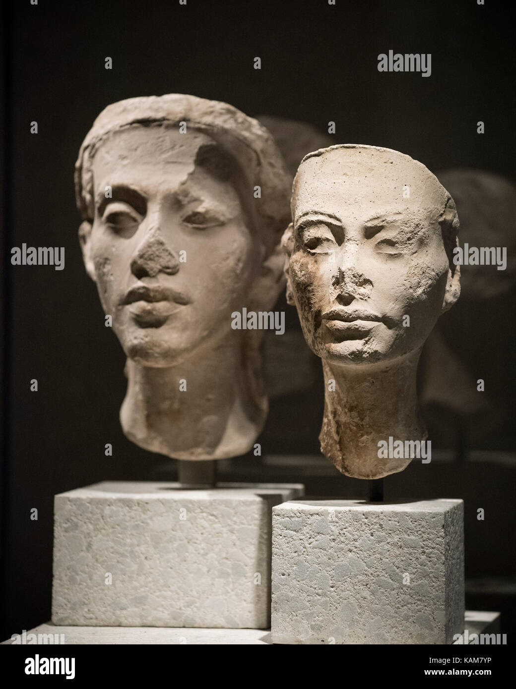 Berlino. Germania. Ritratto della coppia reale Nefertiti (destra) e Akhenaton, Neues Museum. (Regno: ca. 1351/3-1334/6 BC), Nuovo Regno periodo Foto Stock