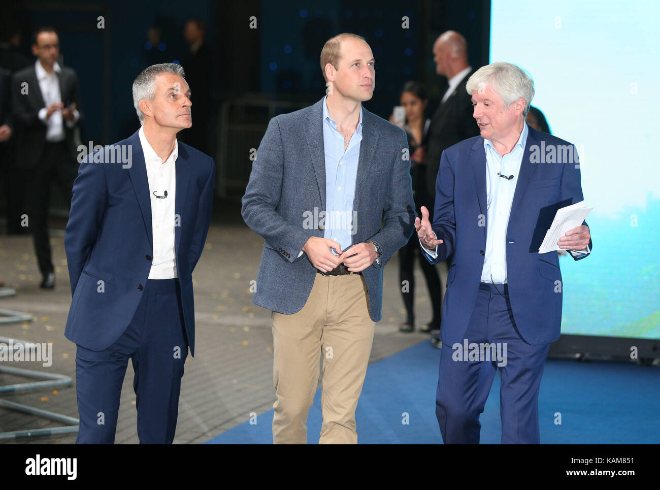 Il duca di Cambridge, con lord hall, il direttore generale della BBC (destra) e tim davie, CEO di BBC Worldwide e direttore, global (sinistra) arriva per la prima mondiale di screening della bbc pianeta blu ii presso il British Film Institute di un cinema IMAX a Londra. Foto Stock