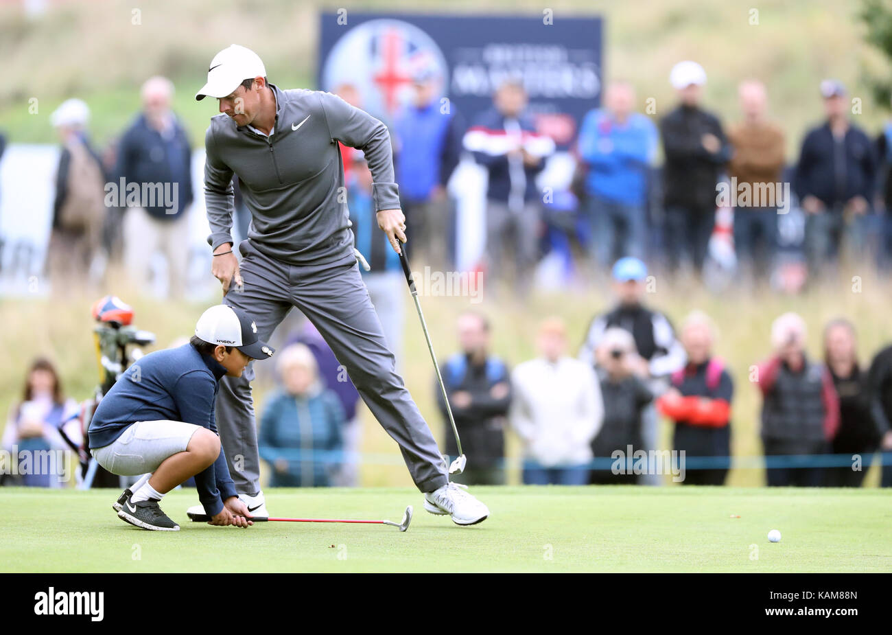 Membro della casa vicino golf club vira hayer, di età compresa tra i 7, gioca con in Irlanda del Nord la rory mcilroy durante il pro-am giorno del british masters a vicino casa golf club, Newcastle. Foto Stock