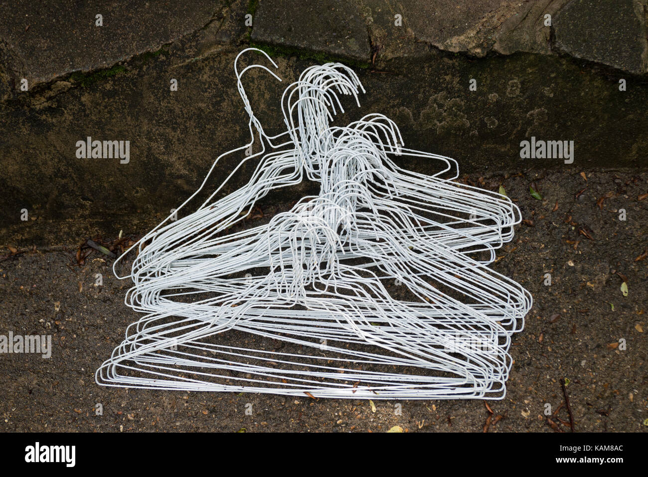 Un mucchio di filo scartato appendiabiti Foto Stock