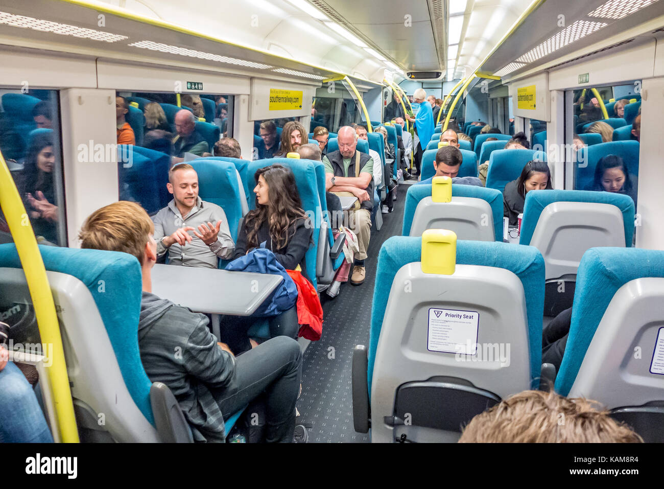Formare gli utenti su un treno del sud da lewes a Brighton Foto Stock