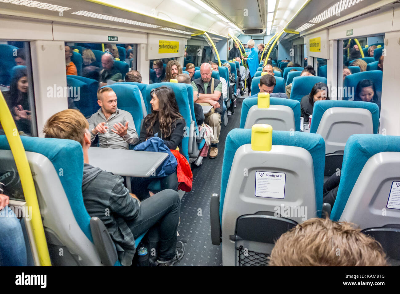 Formare gli utenti su un treno del sud da lewes a Brighton Foto Stock