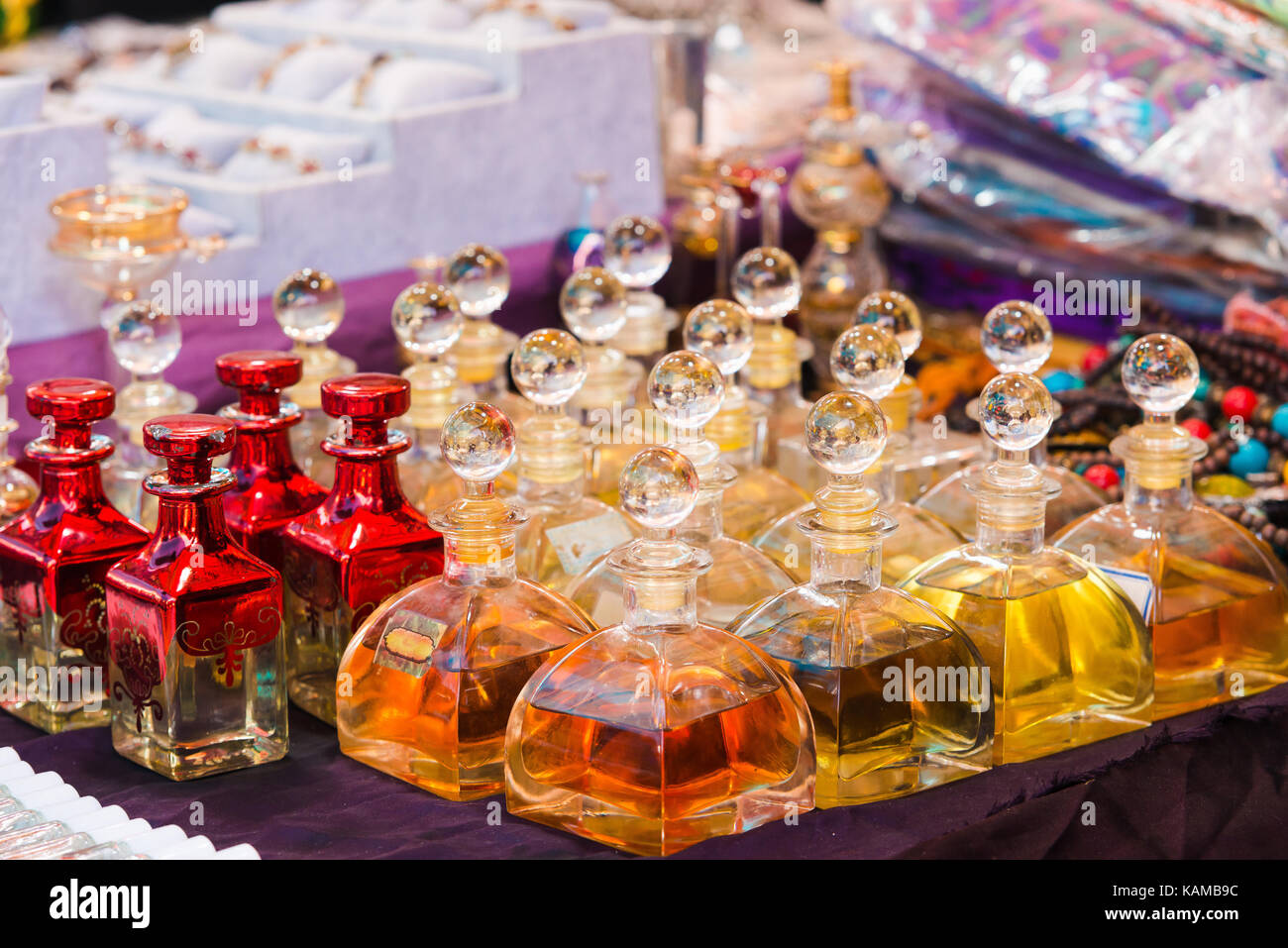 Arabian profumi in bottiglie al mercato. olio e rose fiori aromaterapia spa profumeria. Foto Stock