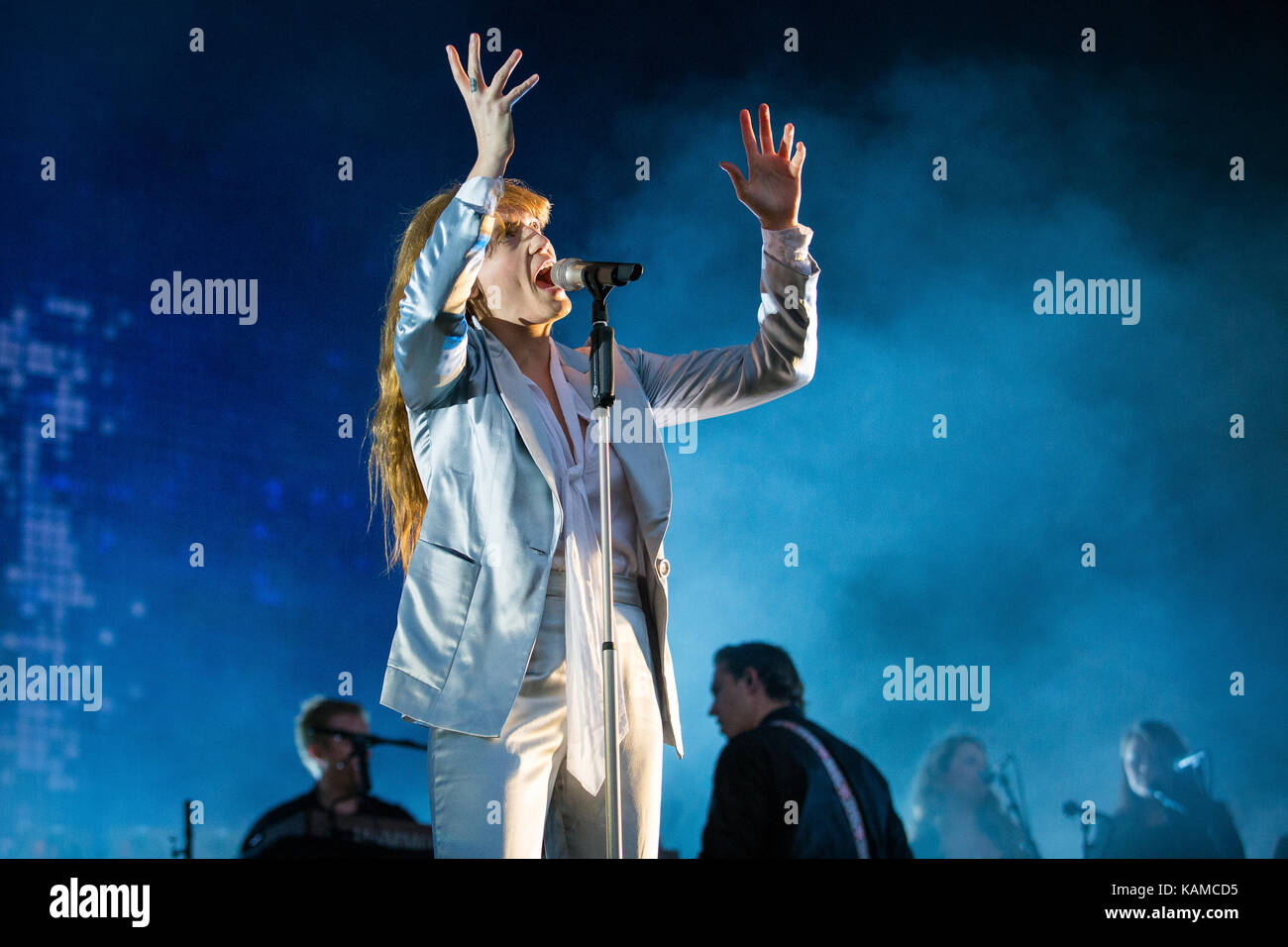 La band indie rock inglese Florence and the Machine (in stile Florence + The Machine) si esibisce in un concerto dal vivo al festival musicale norvegese Øyafestivalen 2015 di Oslo. Qui il cantante, cantautore e musicista Florence Welch è raffigurato dal vivo sul palco. Norvegia, 13/08 2015. Foto Stock