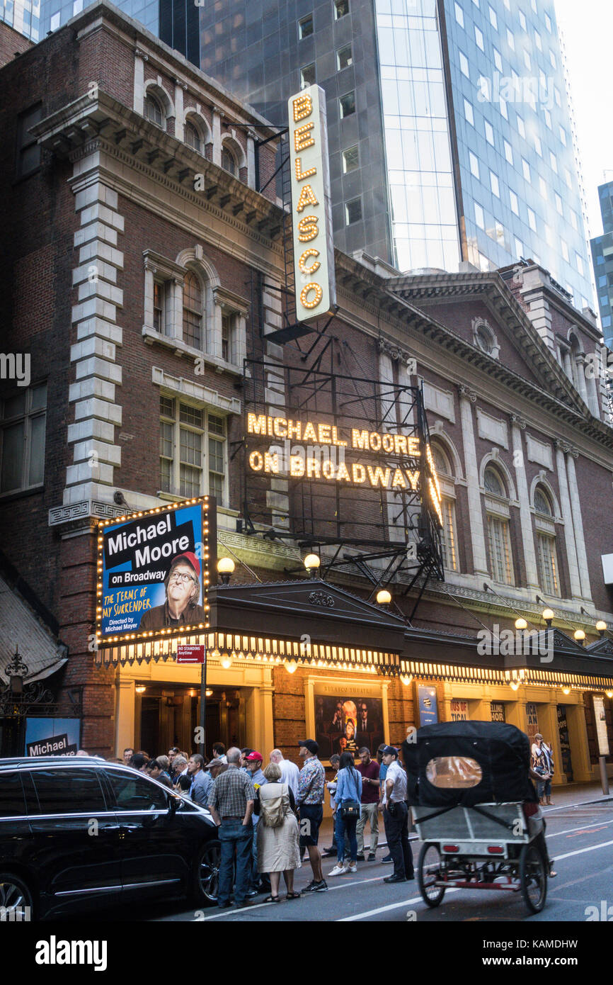 Belasco Theatre Marquee dotate di 'Michael Moore su Broadway', NYC Foto Stock