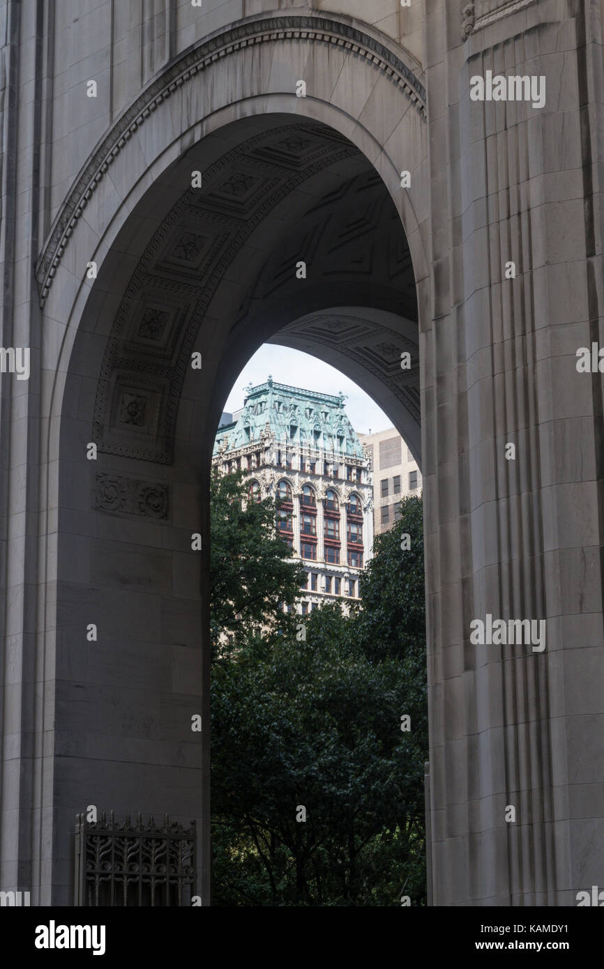 220 Fifth Avenue visto attraverso il Madison Avenue Arch of MetLife North Building 11, New York, USA Foto Stock