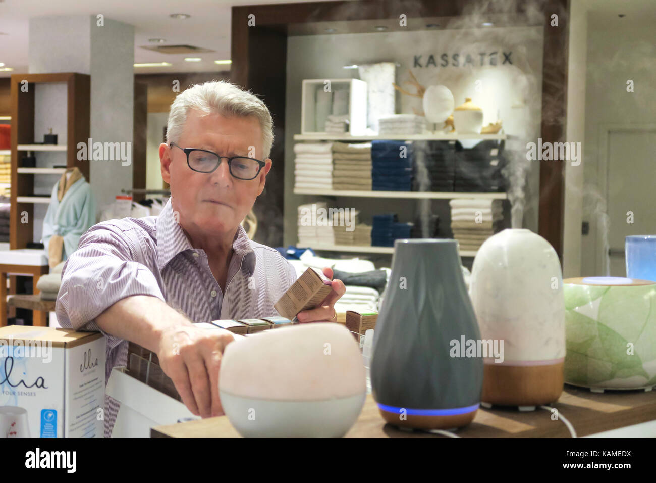 Senior uomo Shopping, LATO DESTRO Macy Flagship Department Store in Herald Square, New York, Stati Uniti d'America Foto Stock