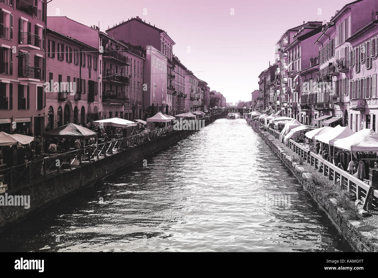 Il fiume dei Navigli e mercato, Milano, Italia Foto Stock