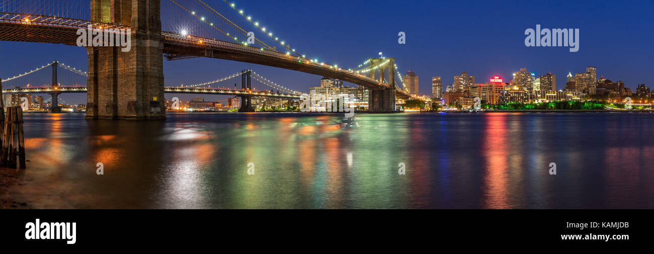 Sera vista panoramica del lungofiume di Brooklyn con il Manhattan Bridge e il Ponte di Brooklyn. Dumbo, Brooklyn, New York City Foto Stock