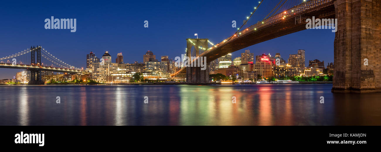 Sera vista panoramica di Brooklyn Riverfront tra il Manhattan Bridge e il Ponte di Brooklyn. Dumbo, Brooklyn, New York City Foto Stock