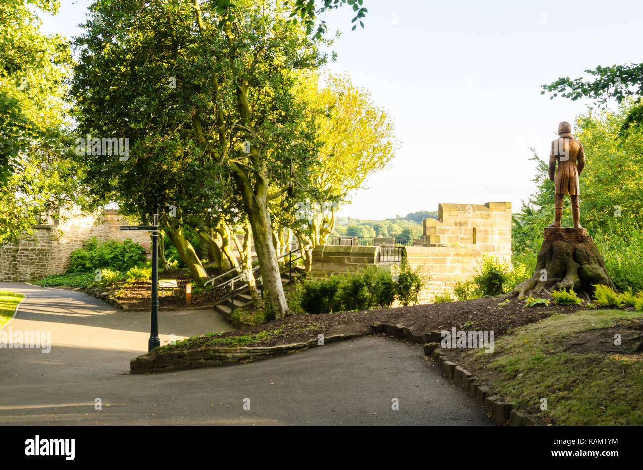 Guardando verso il 'batteria' & William Lloyd Wharton Statua in Wharton Park, Durham Foto Stock